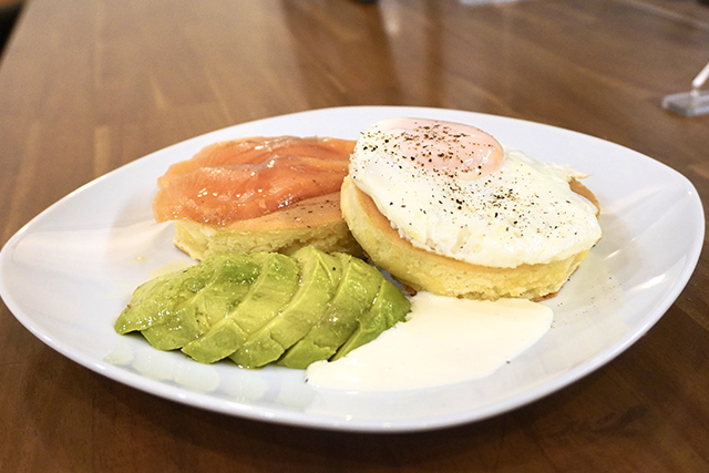 スモークサーモンアボカドパンケーキ