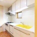 店舗併用住宅を自然素材の二世帯住宅に建替え