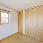 店舗併用住宅を自然素材の二世帯住宅に建替え